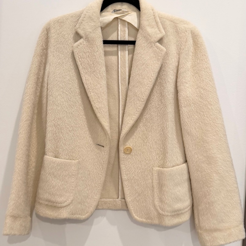 Max Mara. Fuzzy Blazer Jacket. Cream color. Size 6